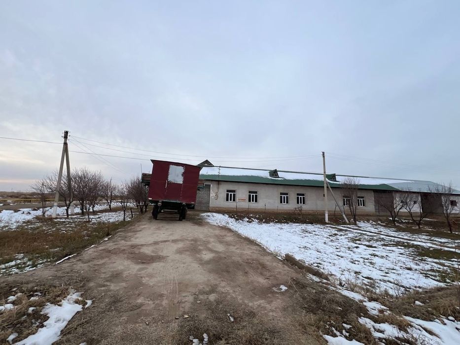 18 sotixli tayyor uchastka sotiladi. Qorovulbozor shahrida