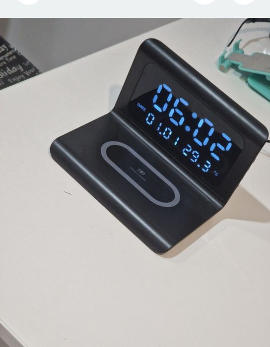 Încărcător wireless cu afișaj