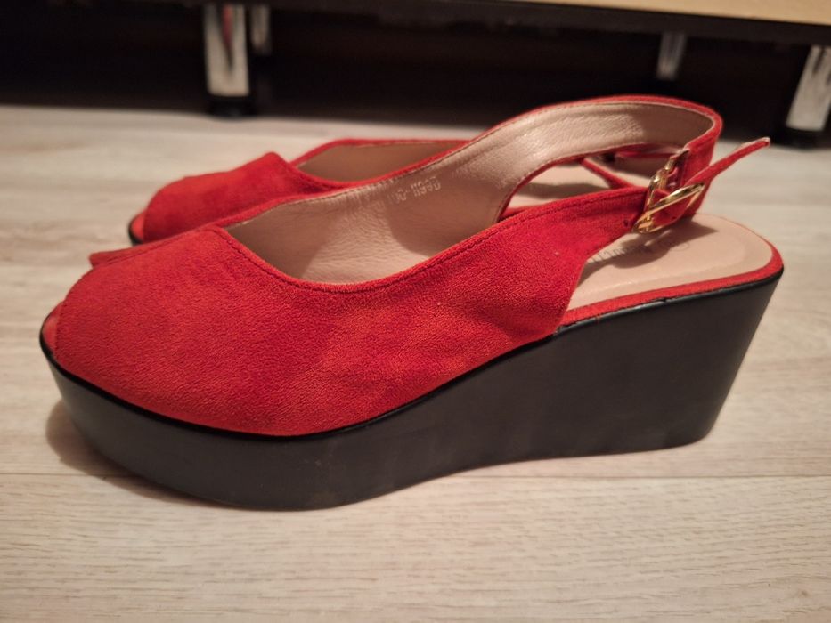 Босоножки продам срочно