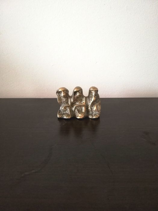 Красива малка статуетка от месинг на трите мъдри маймуни.