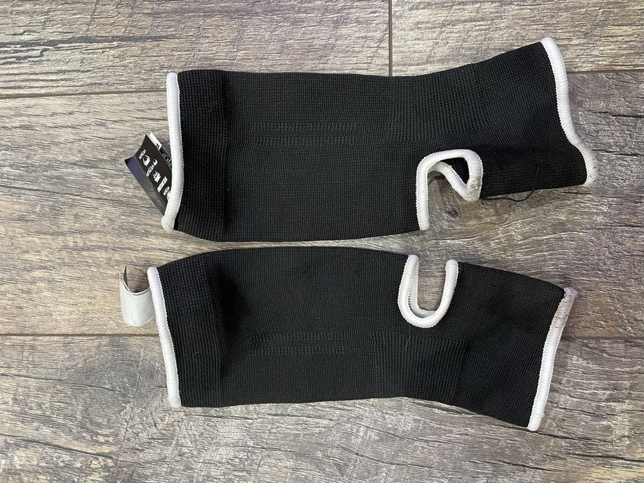 Боксови ръкавици чорапи и протектори на Venum Evo