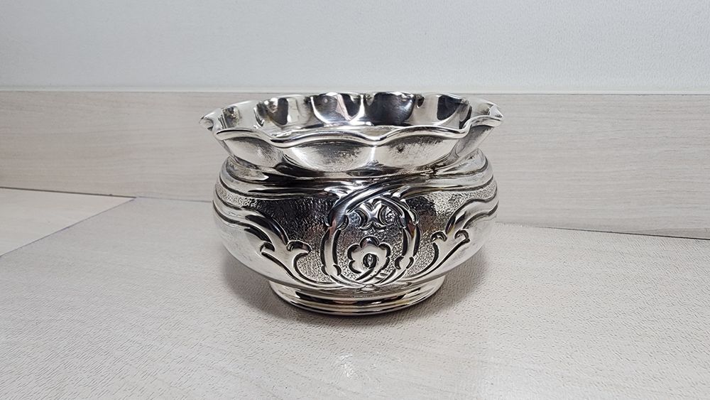 Красивая конфетница сахарница из серебра.