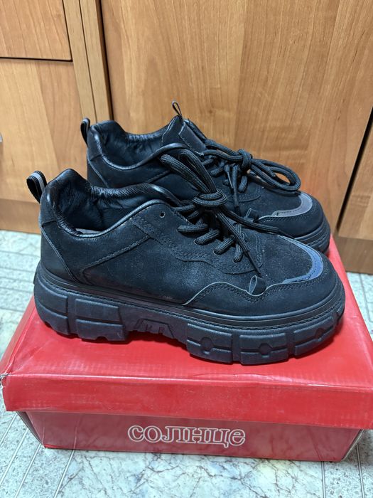 Продам женские кроссовки