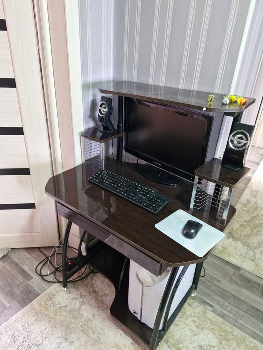 Продам стол компьютерный
