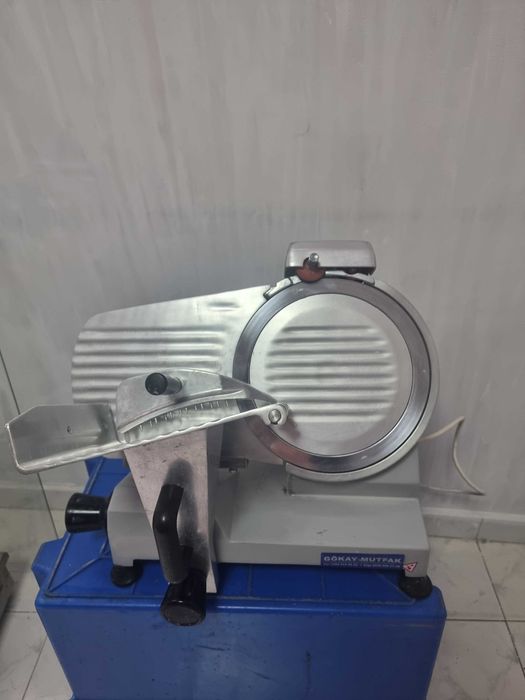 Електрическа колбасорезачка