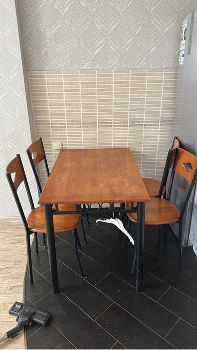 Стол со стульями