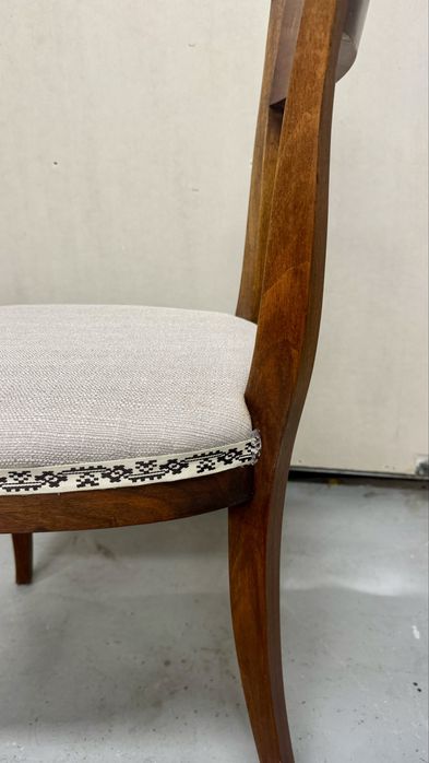 Scaun din lemn de teak tapitate.