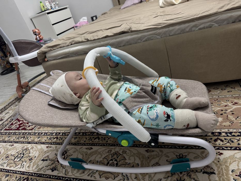 Шезлонг с игрушкой