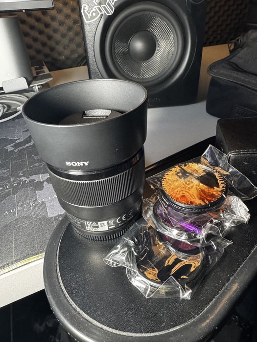 Vând sony 50 f1.8 Impecabil cu filtru ND + filtre pentru efect cu pouch.