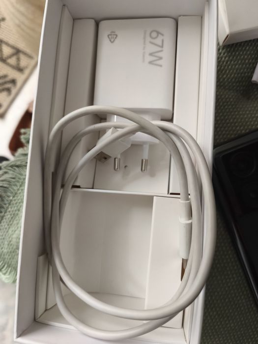Xiaomi 13t cu cutie și încărcător 67W