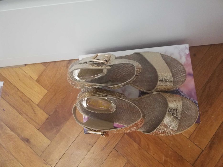 Златни дамски сандали