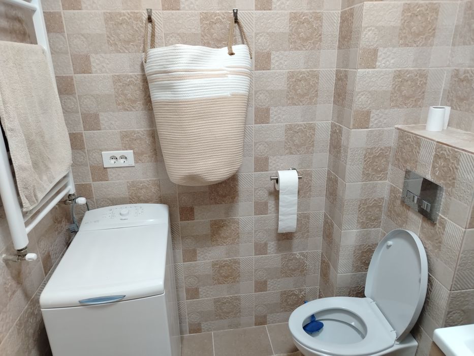 Închiriez sector 4 apartamrnt