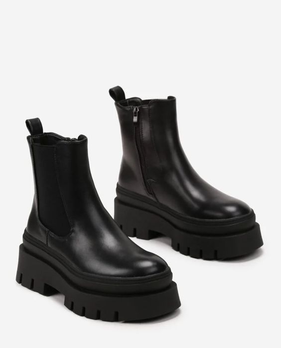 Botine, cizme .Noi in cutie.