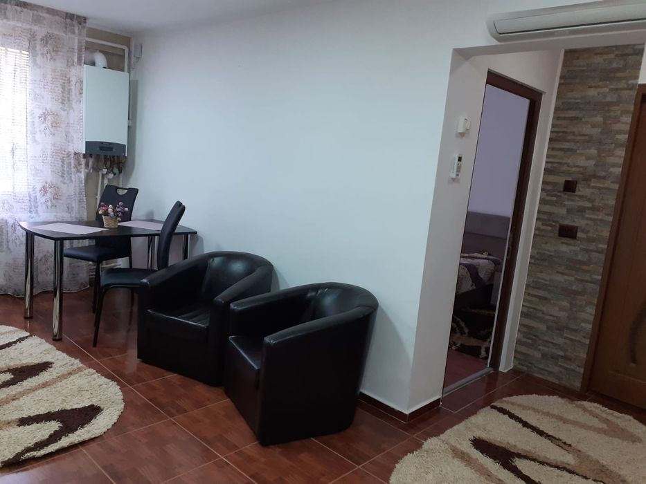 Închiriez Studio Sc Nr 5 la parter.