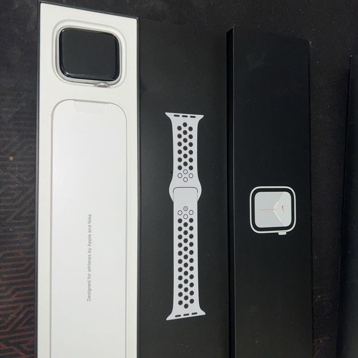Apple Watch SE v3 44mm Nike Limited Edition M/L Pure Platinum