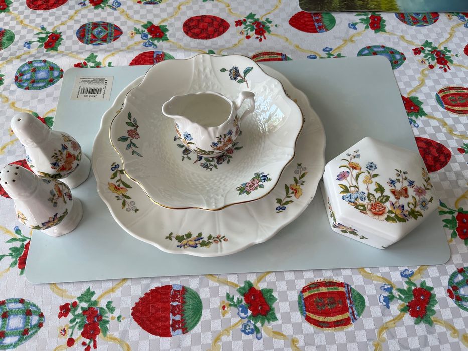 Сет от качествен английски порцелан.