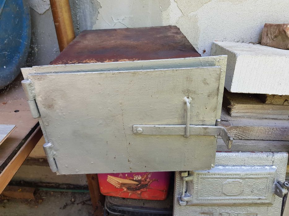 Vand usa de fonta pentru teracota 100 lei