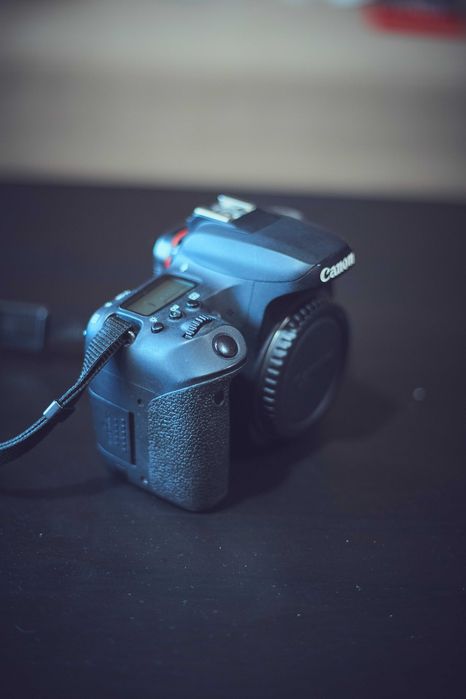 DSLR Canon 77D stare excelenta