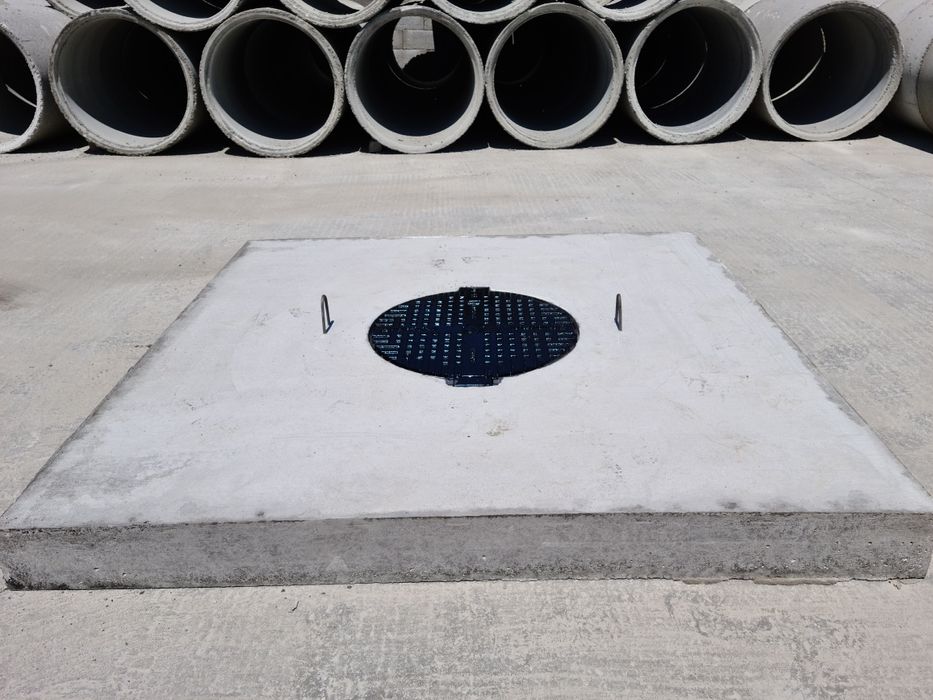 Capace din beton armat cu usa