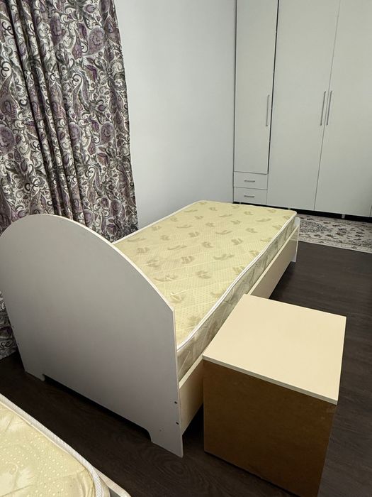 2 кровати с матрасом и с тумбой