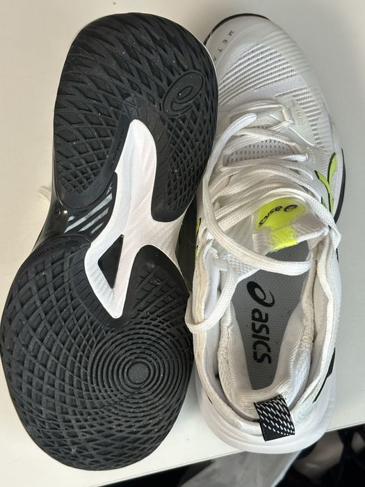 Продам кроссовки для волейбола (ASICS)