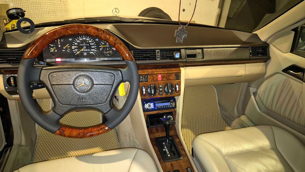 Mercedes-Benz W124 320CE Coupé