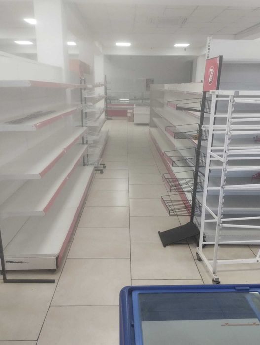 Vand rafturi si vitrine pentru magazin