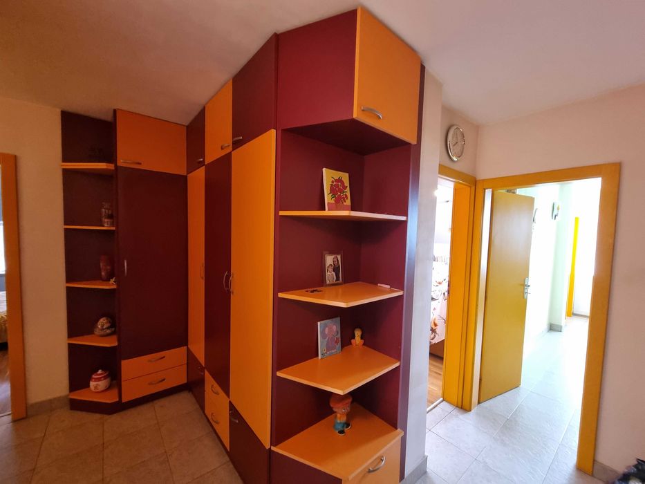 Просторен тристаен апартамент с отлична локация в гр. Благоевград.