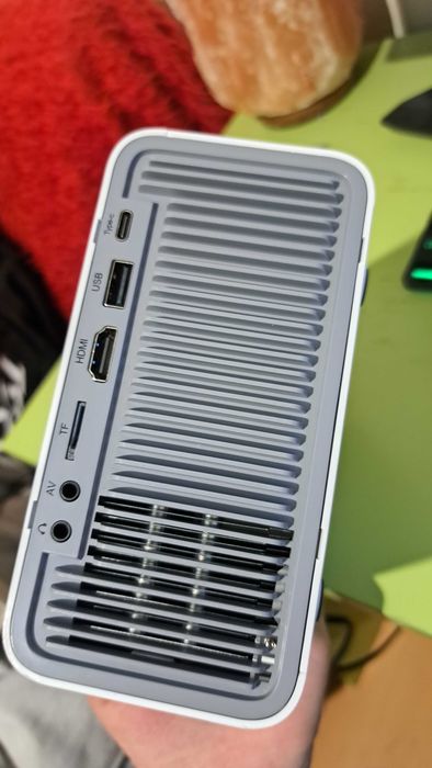 Продава се проектор