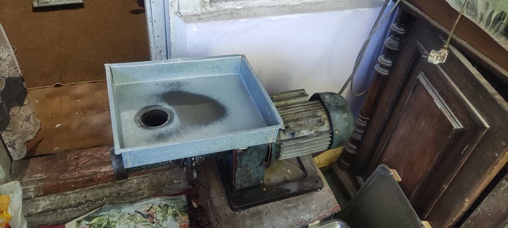 Продается мясарубка и листы