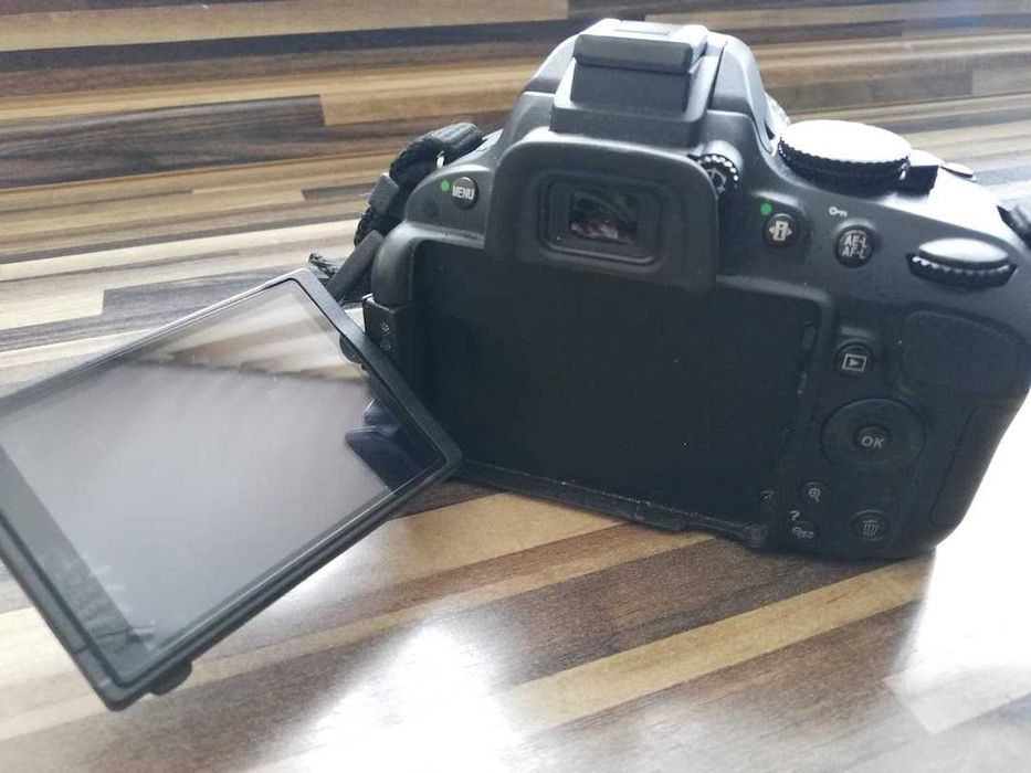 Продавам фотоапарат NIKON D5100 с пълен комплект обективи и аксесоари