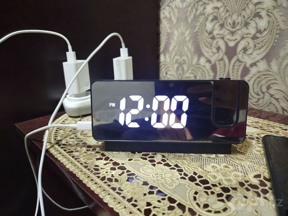 soat proyektorli ofis yoki uy uchun