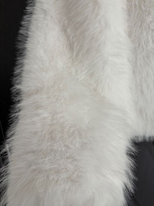 Бяло зимно яке. С тънък косъм