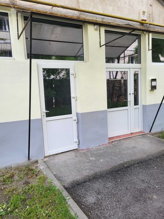 Vând spațiu comercial