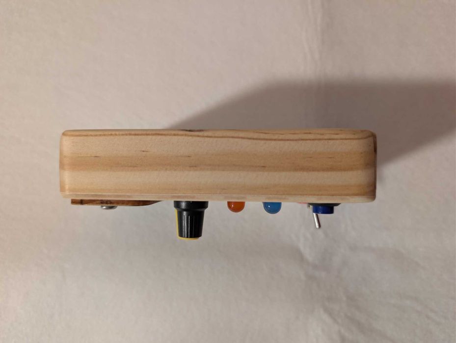 Tablă Senzorială Montessori, 1-3 ani, 6 comutatoare, lumini LED