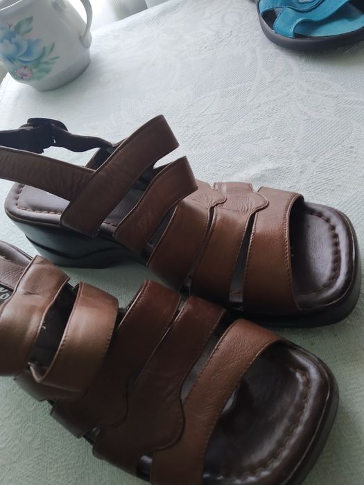 Продаю босоножки