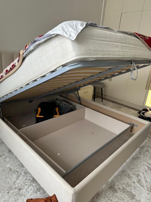 Двухспальная кровать