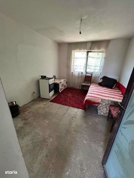 De vanzare casa in Roman, teren de 590mp,5 camere 120000euro