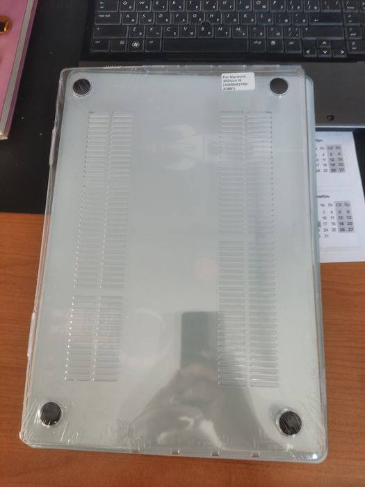 MacBook на него пластиковый корпус