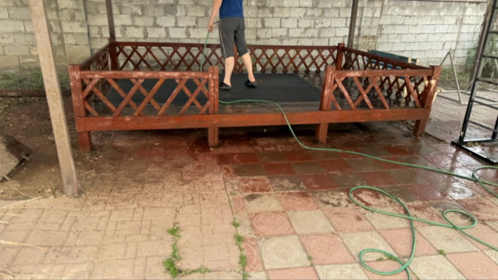 Топчан деревянный.