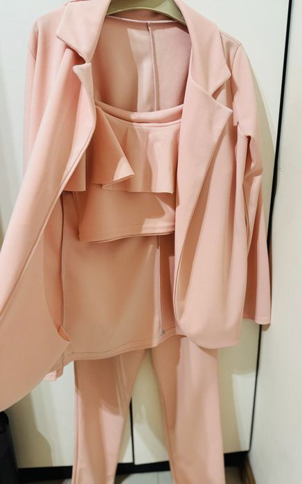 Елегантно костюмче за момиче от три части