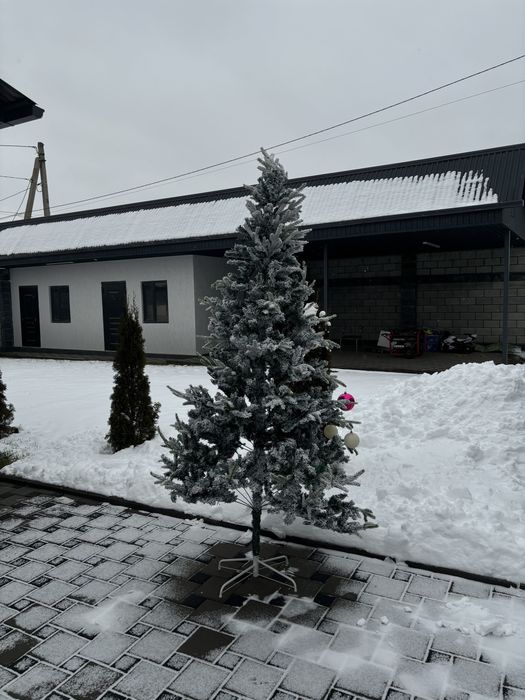 Елка 2.10 продаю в хорошом состаяние