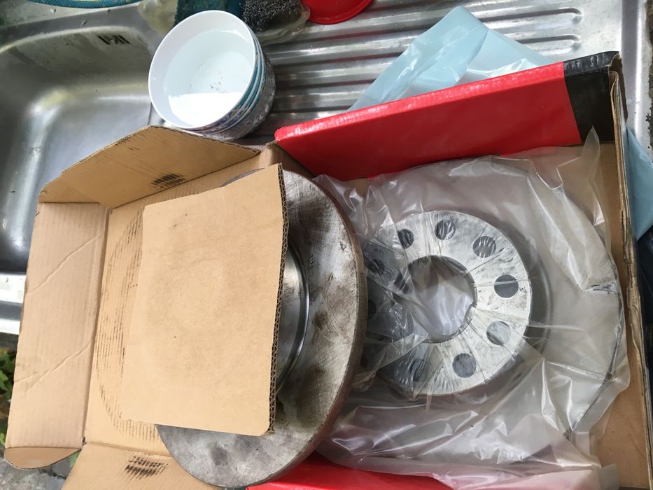 Продавам нови спирачни  задни дискове за Audi A4