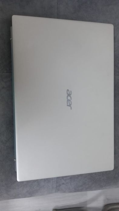 Ноутбук Acer серебристый