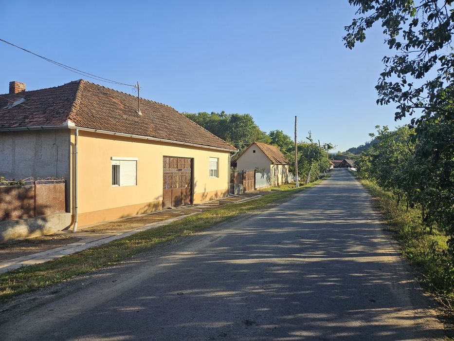 Casa  locuibila, baie amenajata, acces  asfalt