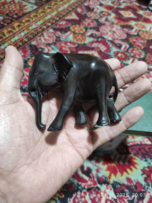 Срочно продаются два слонёнки из красного дерева