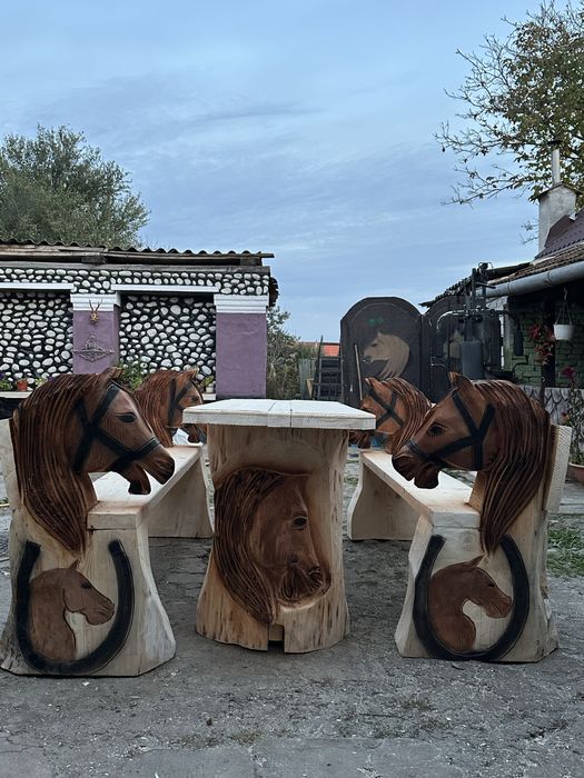 Mobilier din lemn masiv, sculptat, pentru iubitorii de cai