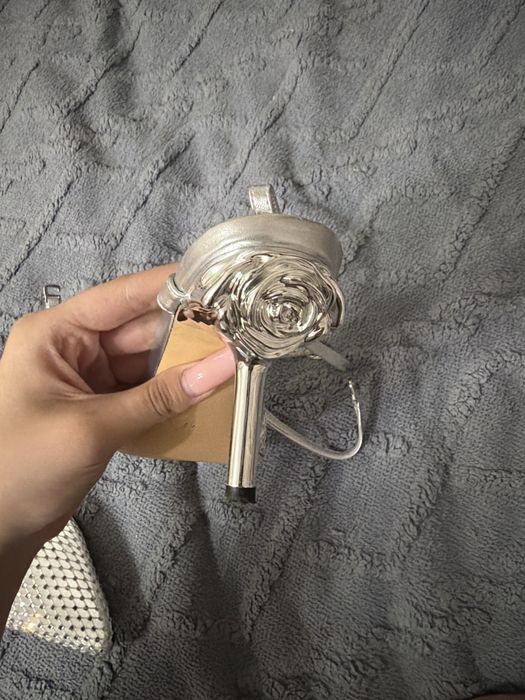 Туфли со стразами на каблуке