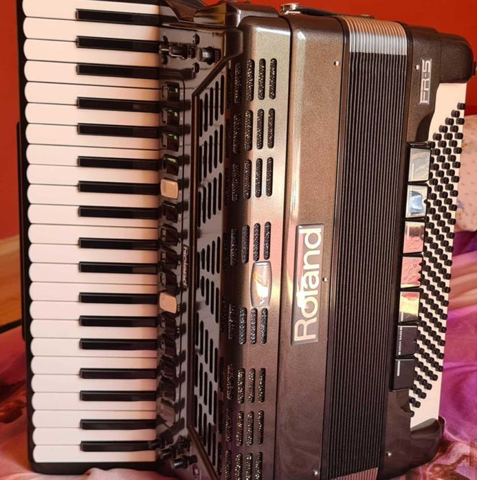 Електрически акордеон Роланд 120 баса