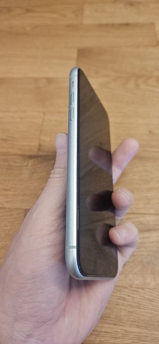 Продавам IPhone 11  64 Gb